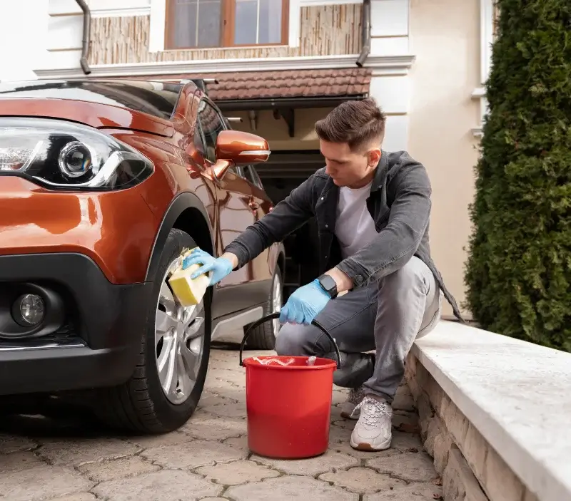 Lavage auto à domicile Saint-Mars-d'Égrenne : professionnel intervenant sur un véhicule